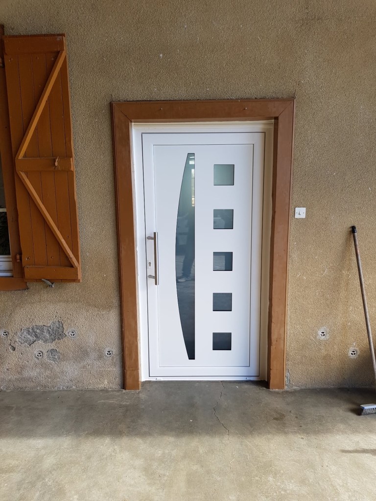 Porte d'entrée blanche moderne avec verrières