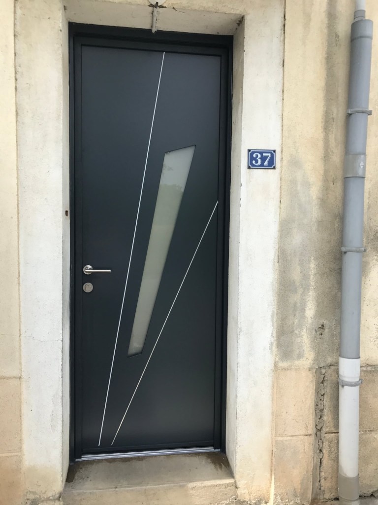 Porte d'entrée anthracite moderne et sécurisé