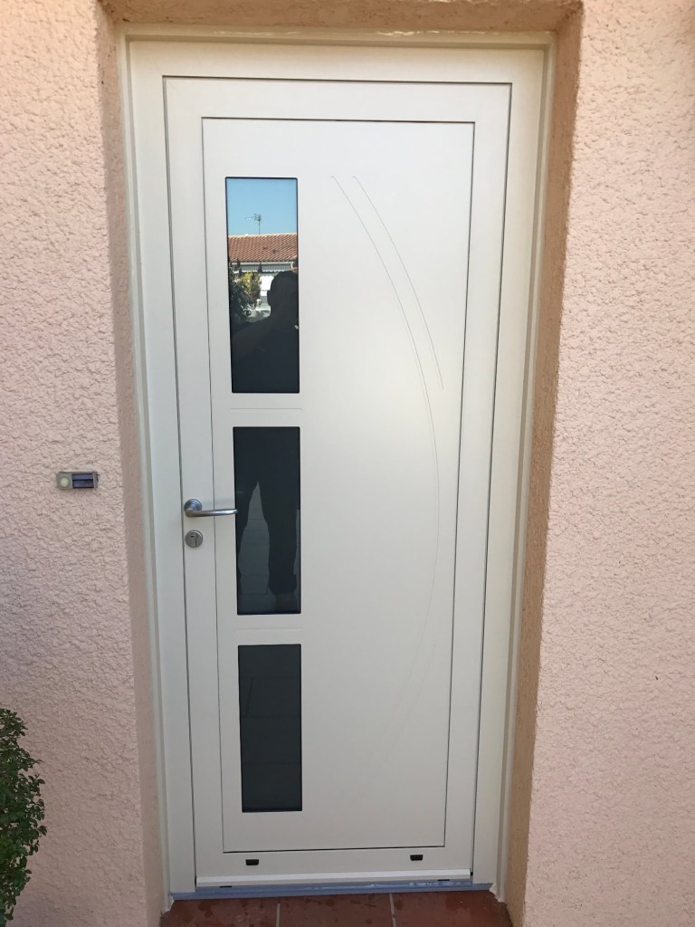 Porte d'entrée blanche classique avec verrières